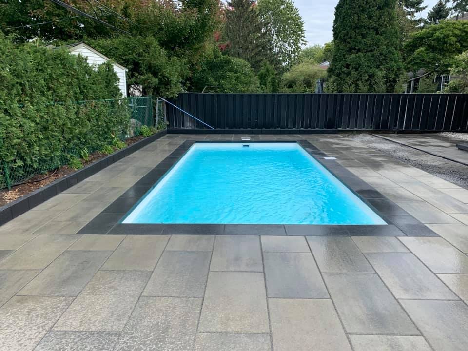 Installation de pavé uni sur la Rive-Sud – contour-piscine