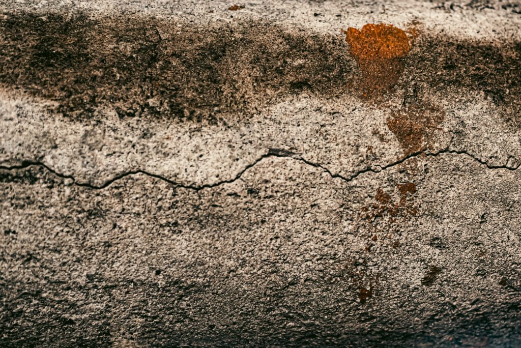 Réparation fissures fondation Rive-Sud – méthode extérieure sur solage en béton